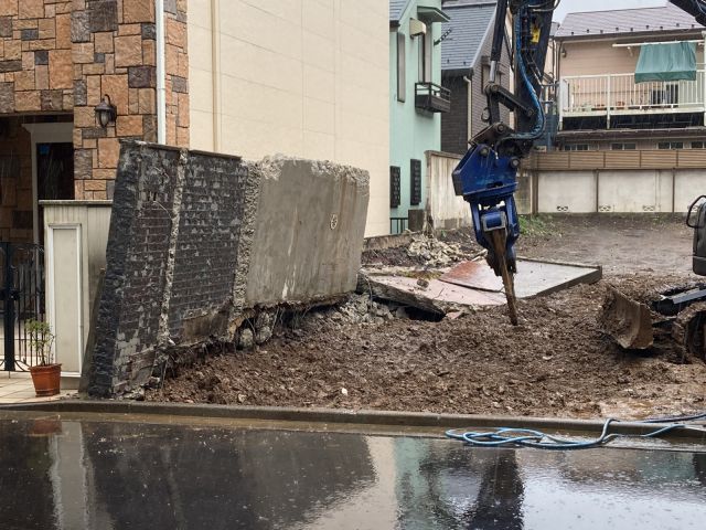 ブロック塀解体・ブロックフェンス新設(東京都品川区北品川)工事中の様子です。